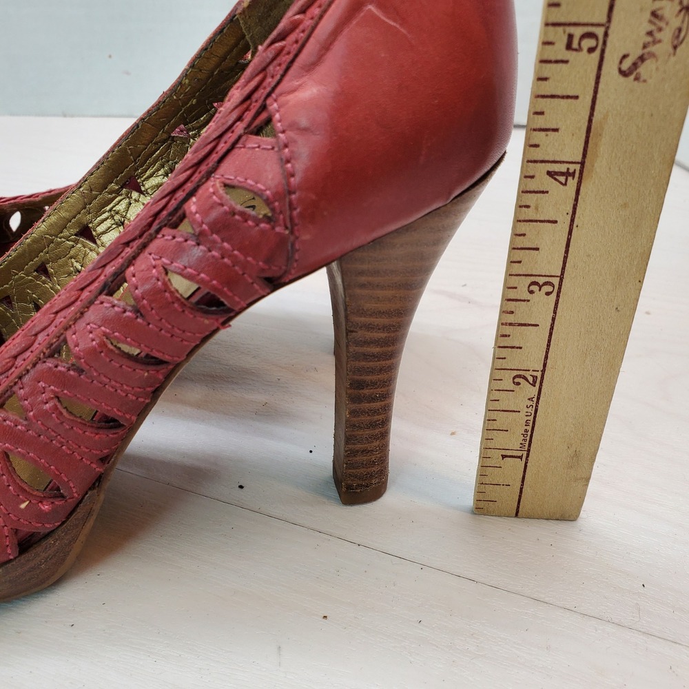 Guess Cherry Red Leather Peep Toe Platform Pumps Laser Cut Heels Womens 7.5M - Picture 6 of 11